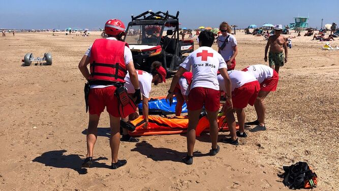 Simulacro del servicio de salvamento en la playa de Camposoto