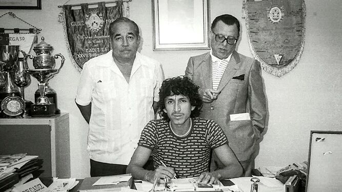 Mágico González firma contrato con el Cádiz entre Irigoyen (d) y el agente del jugador.