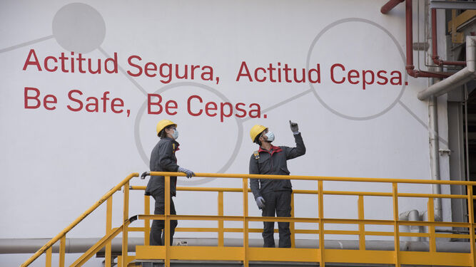 Trabajadores en las instalaciones de Cepsa en Palos de la Frontera (Huelva)