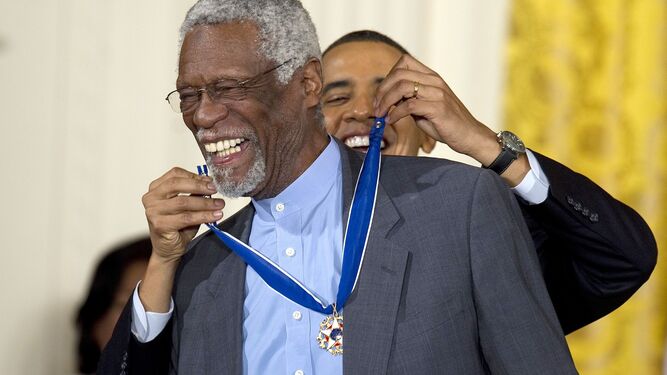 Barack Obama impone una medalla a Bill Russell en 2011