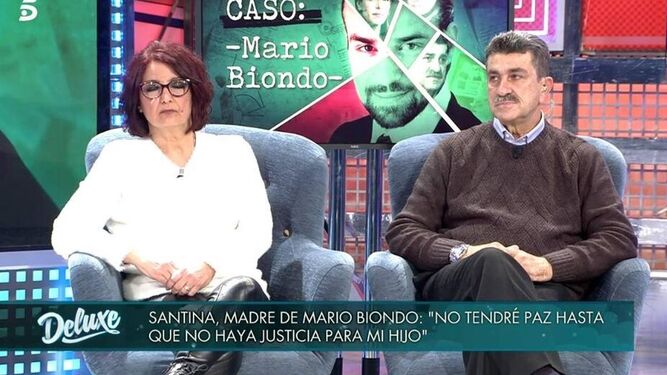 Padres de Mario Biondo durante la emisión de un especial sobre el caso en Sálvame.