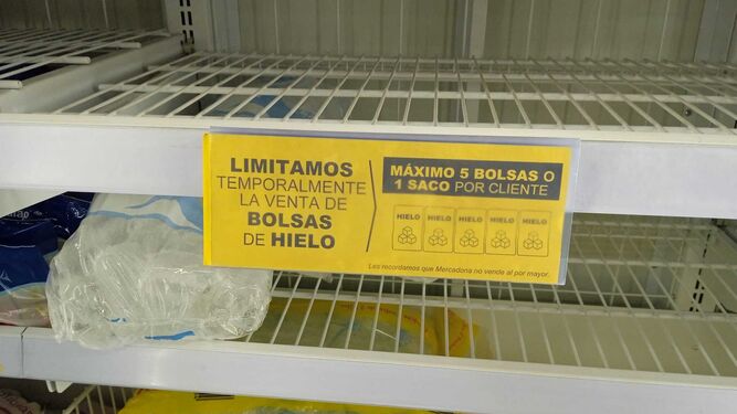 Un cartel que avisa de los límites en la venta de hielo a los clientes