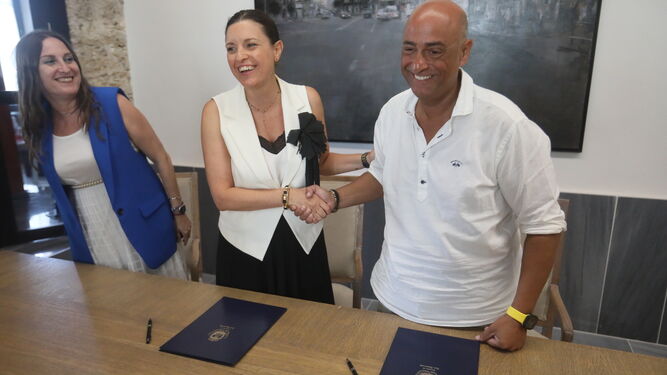 Regla Moreno, Patricia Cavada y Antonio Víctor Páez, tras la firma del convenio.