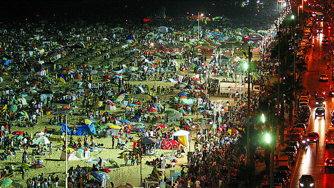 Así lucía la playa Victoria de Cádiz en una barbacoa  del Carranza celebrada en 2005.