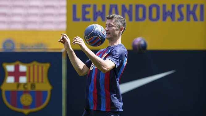 Lewandowski controla el balón durante su presentación en el Camp Nou.