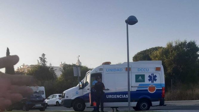 Una imagen de la ambulancia tras recoger a la conductora de uno de los turismos.