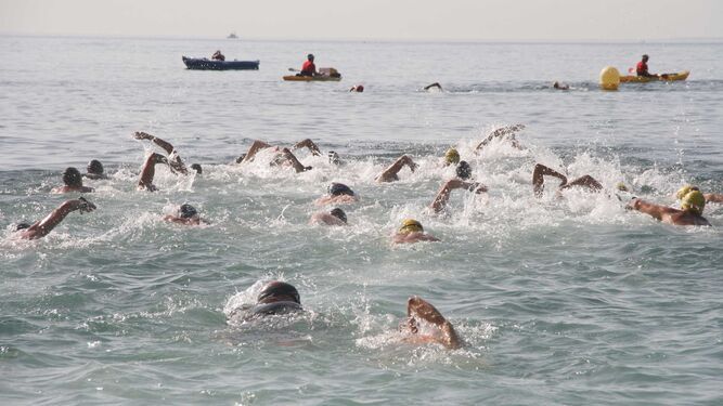 Varias personas practicando natación en aguas abiertas en Almería