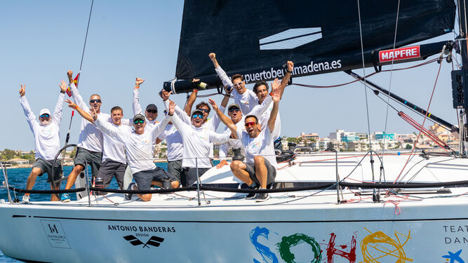 ¡Ganadores absolutos! Los tripulantes del ‘Teatro Soho Caixabank’ festejan su triunfo en la Copa del Rey Mapfre.