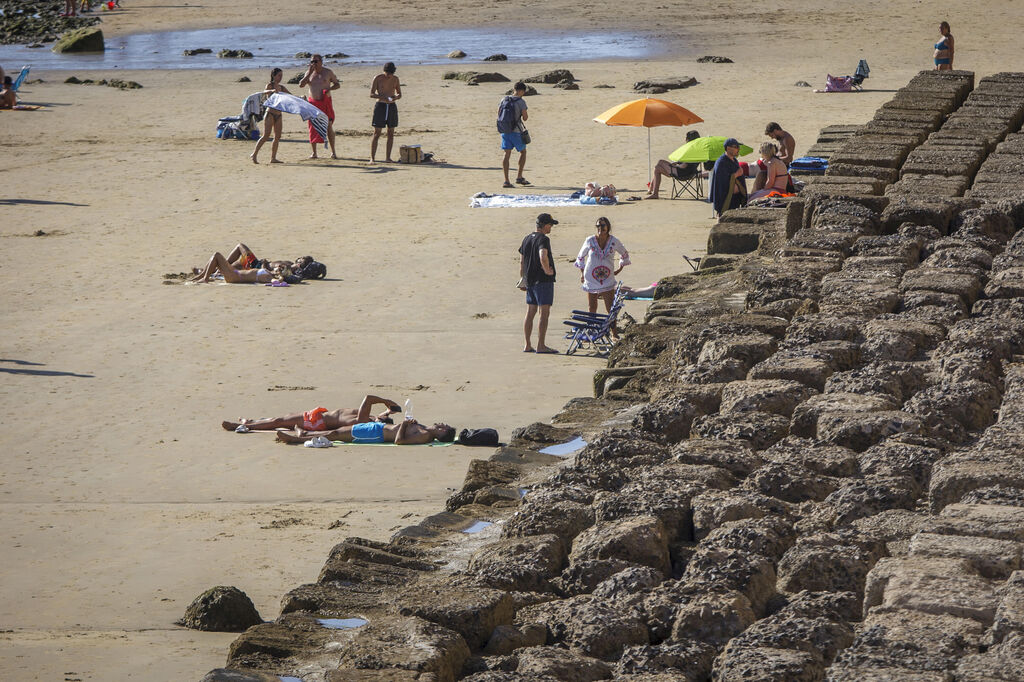 Una tarde de playa junto a los bloques prohibidos de la playa de Santa Mar&iacute;a del Mar de C&aacute;diz