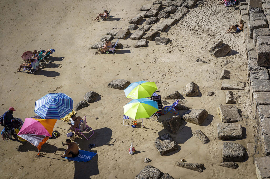 Una tarde de playa junto a los bloques prohibidos de la playa de Santa Mar&iacute;a del Mar de C&aacute;diz