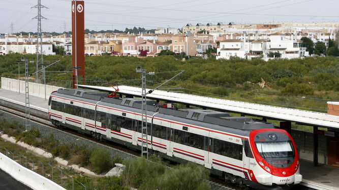 Un tren de Cercanías, en la parada Universidad, en Puerto Real