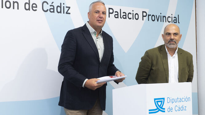 Juan Carlos Ruiz Boix, presidente de la Diputación de Cádiz; y Manuel Chacón, diputado provincial de Desarrollo Local.