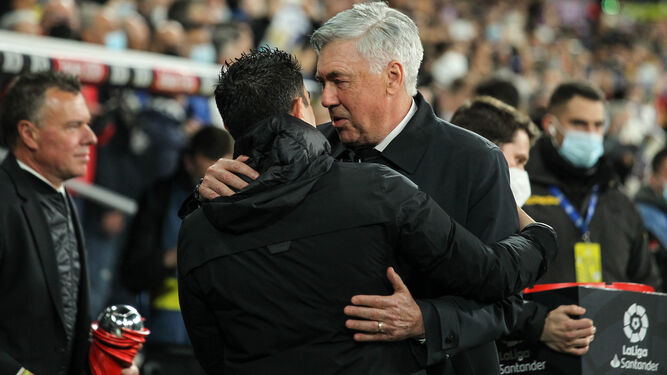 Ancelotti recibe el saludo de Xavi en el último Real Madrid-Barcelona.