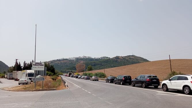 Las colas de vehículos se prolongaban ayer desde la nacional N-340 al polígono industrial de Cañada Ancha.