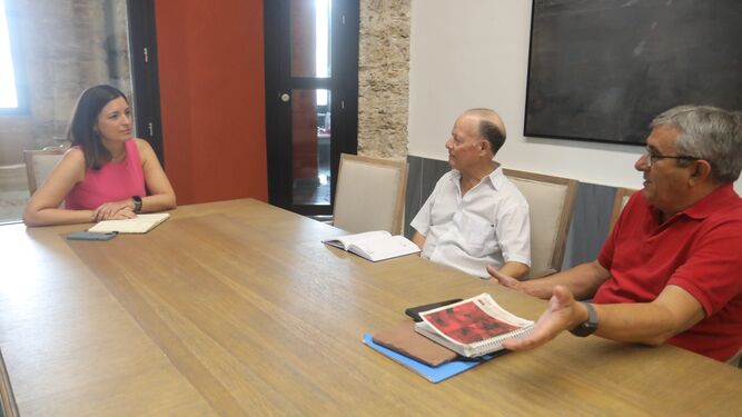 Reunión de la alcaldesa con el Grupo Empresa Bazán de San Fernando. En la imagen, Patricia Cavada, Antonio Rivero e Isidro Santaoliva. ,