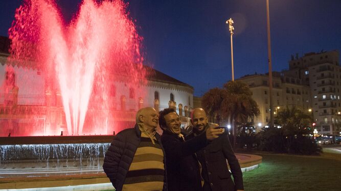 El alcalde, ante la fuente de la Plaza de Sevilla, el día de la inauguración de su iluminación en febrero de 2019.