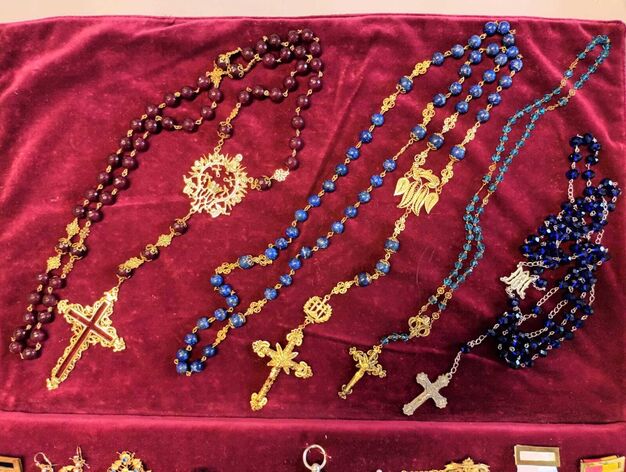 Varios rosarios que han regalado a la Virgen de las Penas
