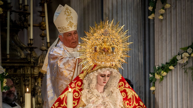 El obispo Rafael Zornoza corona a la Virgen de las Penas.