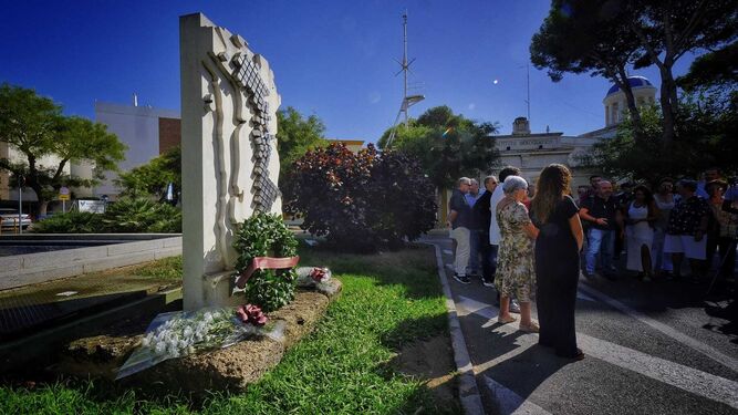 Numerosos vecinos y autoridades civiles y militares protagonizaron un minuto de silencio en recuerdo de las víctimas de la explosión de 1947