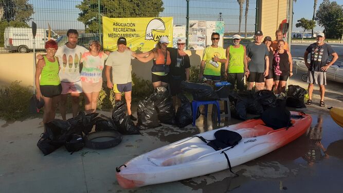 Voluntarios del club Isla Kayak tras la limpieza de los caños.