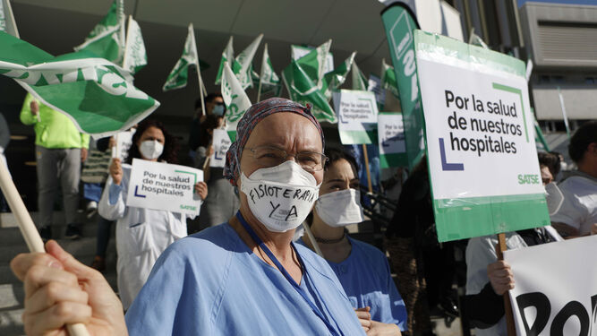 Protesta de enfermeros y fisioterapeutas convocada por Satse.