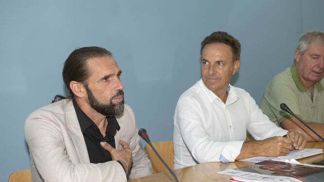 El Wilo, en la rueda de prensa ofrecida en la sede de la Diputación Provincial, junto a David de la Encina y Manuel García de Quirós.