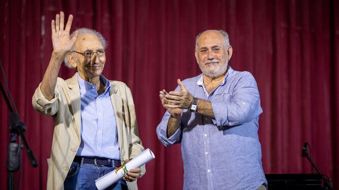 José Luis Alonso de Santos, recogiendo de manos de Juan Villarreal el reconocimiento como socio de honor de la Academia.
