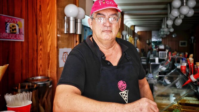 Antonio Limón, conocido por todos como 'Pedro', desde el mostrador de la heladería Picó, situada en la calle Rosario de San Fernando.