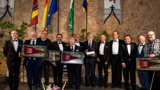 Los galardonados de este año, junto a representantes de la Fundación Puerta de América en el Castillo de Santiago.