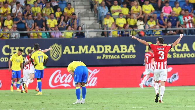 Vivian levanta los brazos tras un gol del Athletic ante el Cádiz.