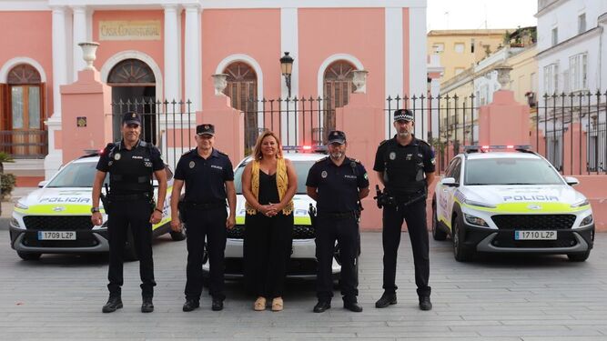 Elena Amaya, junto a representantes de la Policía Local, en la presentación de los patrulleros