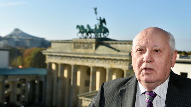 Gorbachov, en la Puerta de Brandenburgo, en Berlín.