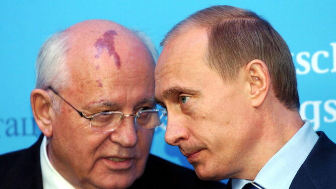 El último dirigente de la Unión Soviética Mikhail Gorbachov y el presidente ruso Vladimir Putin, en imagen de archivo.
