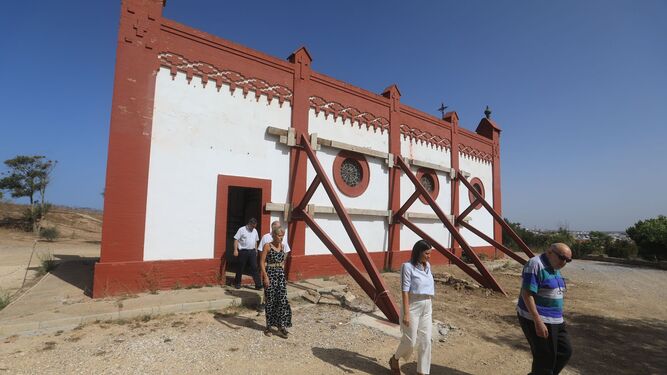 Visita de Cavada a la ermita del Cerro, en cuyo exterior se observan los puntales.