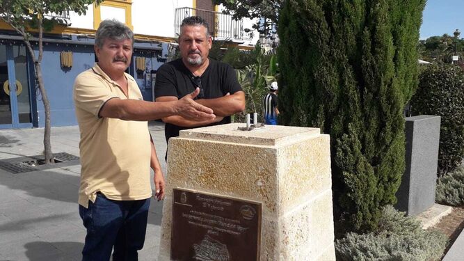 El presidente y el secretario de la Asociación de Amigos del Vapor, junto al pedestal vacío tras el robo del busto.