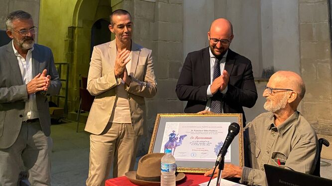 Francisco Giles Pacheco, en el Hospitalito recibiendo el diploma  de manos de las autoridades locales.