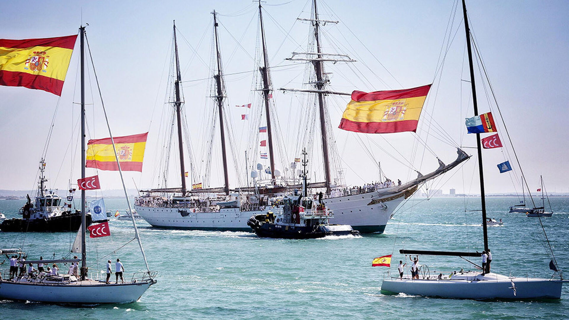 El buque escuela de la Armada Juan Sebasti&aacute;n Elcano, en un recibimiento en la Bah&iacute;a de C&aacute;diz.