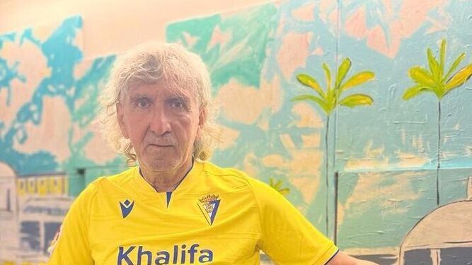 Mágico González, ayer en Cádiz con una bufanda del equipo amarillo.