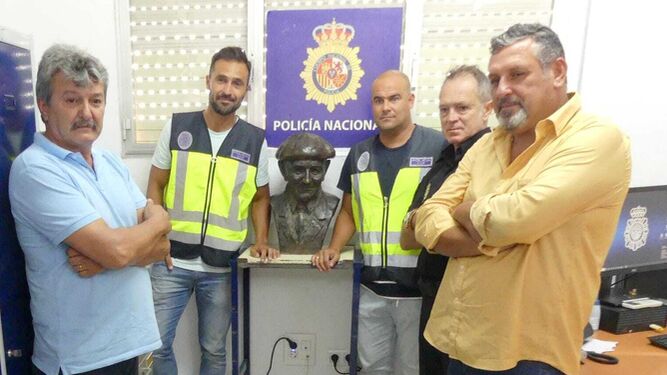 La Policía Nacional entregó el busto recuperado a la asociación de Amigos del Vapor.