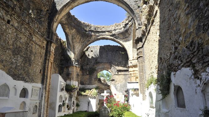 El cementerio local se encuentra ubicado en la antigua iglesia de El Salvador.