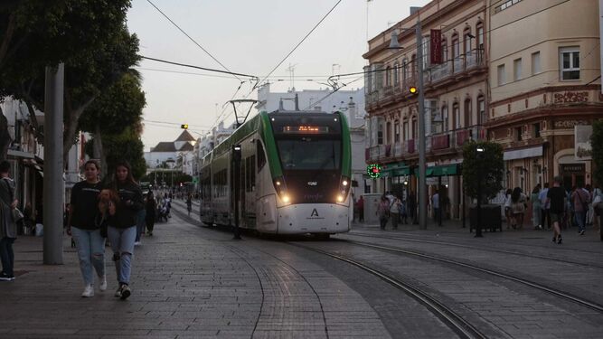 El tranvía durante las pruebas que desarrolla en la calle Real en San Fernando.