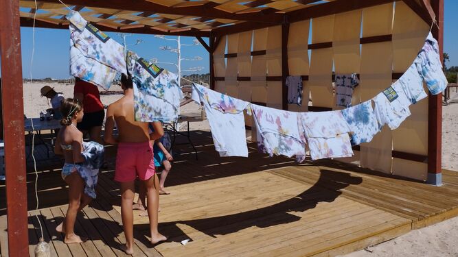 Taller de camisetas recicladas del grupo Scouts Eryteeia en Camposoto.