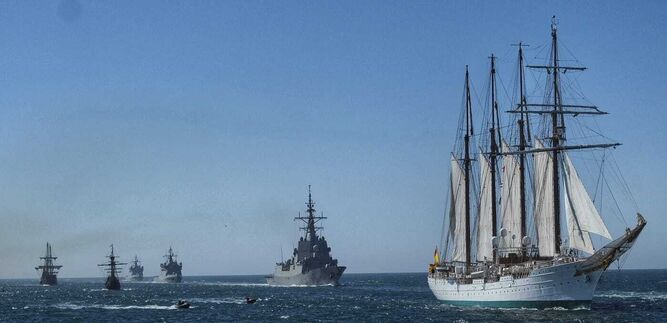 El 'Elcano' seguido de varios buques de la Armada durante la revista naval.