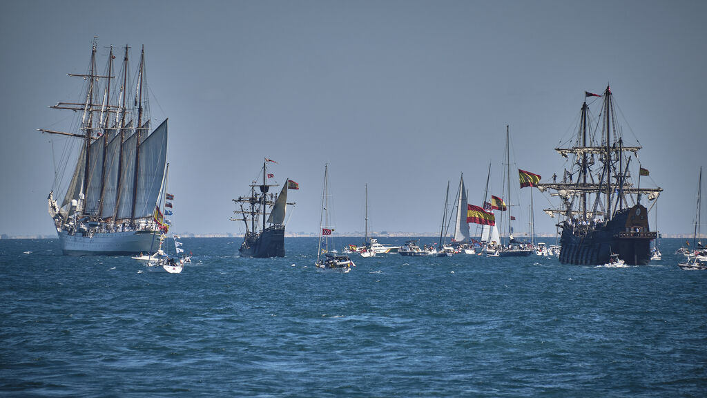 Parada naval y a&eacute;rea en homenaje a Elcano en aguas de Sanl&uacute;car.