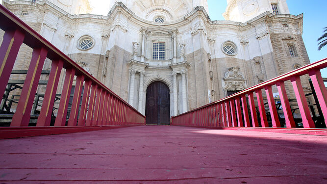 Rampa de acceso a la Catedral por la que desfilarán los 17 pasos que integrarán la procesión de magna.