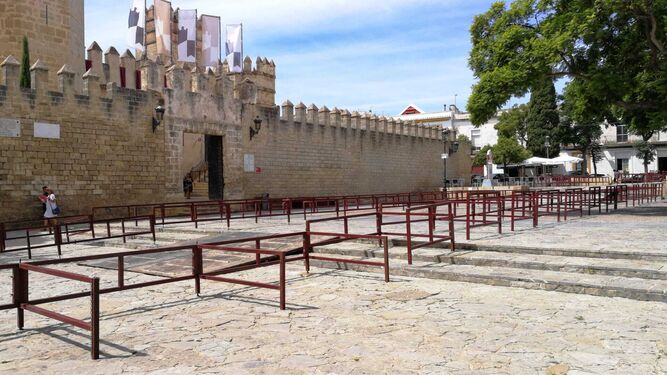 La instalación de los palcos avanza en la Plaza del Castillo.