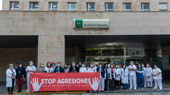 Protesta contra las agresiones a sanitarios en Granada.