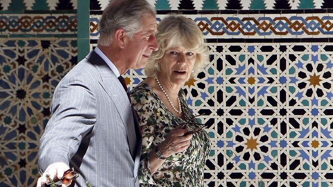 Carlos de Inglaterra y su esposa Camila, en una visita al Real Alcázar de Sevilla.