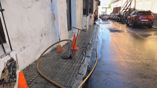IU denuncia el uso de agua potable para la limpieza de las calles de Sanlúcar.