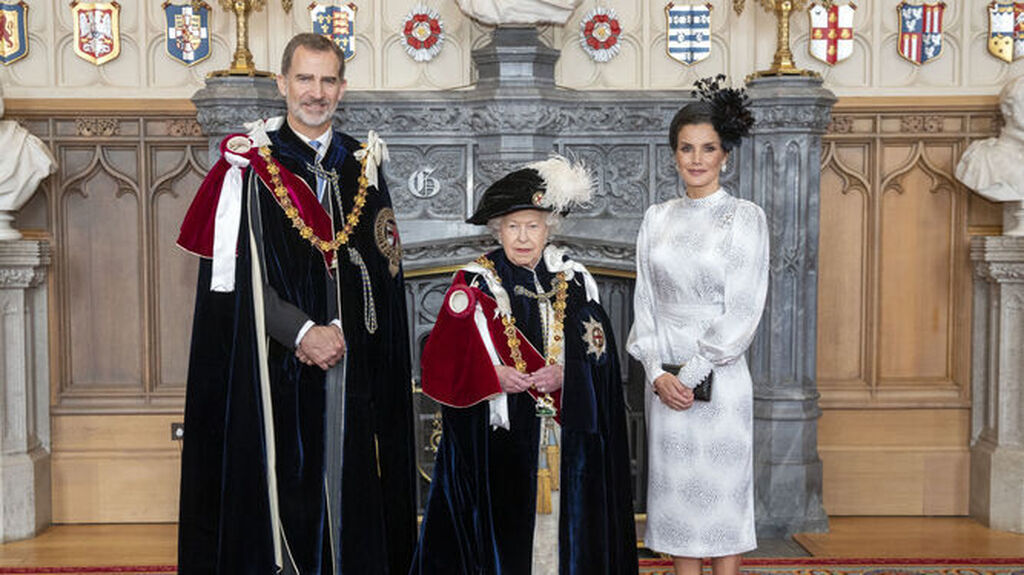 En esta imagen, tomada en 2019, muestra su afinidad con la Corona espa&ntilde;ola, posando con Felipe VI y Do&ntilde;a Letizia